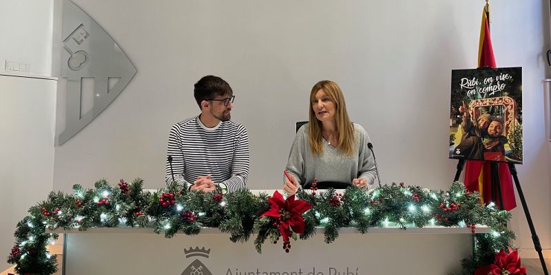 L'alcaldessa de Rubí i el regidor de Comerç, durant la presentació de la iniciativa dels vals de descompte. FOTO: NHS