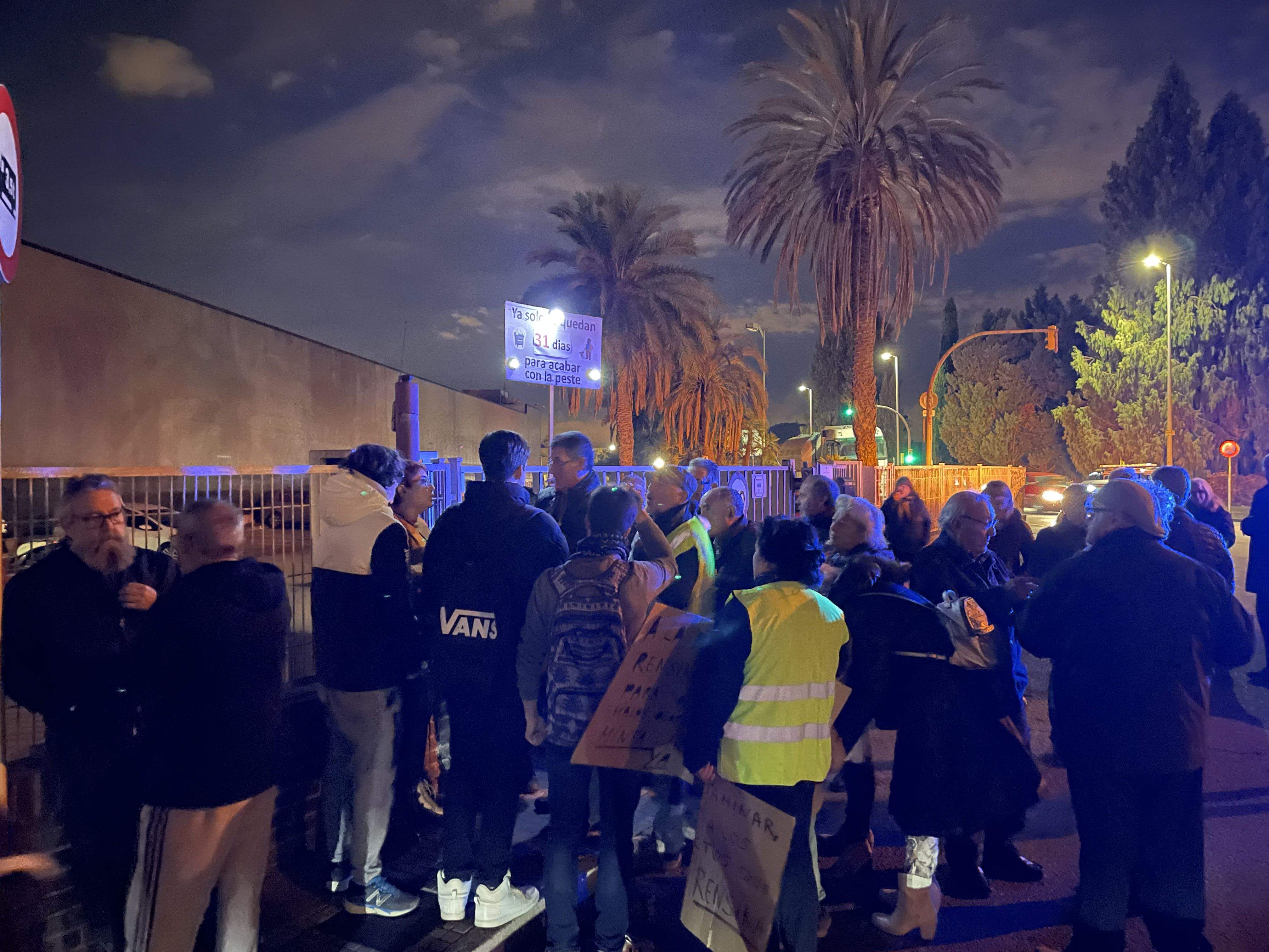 Veïns davant la planta de Rensika aquest dimecres. FOTO: NHS