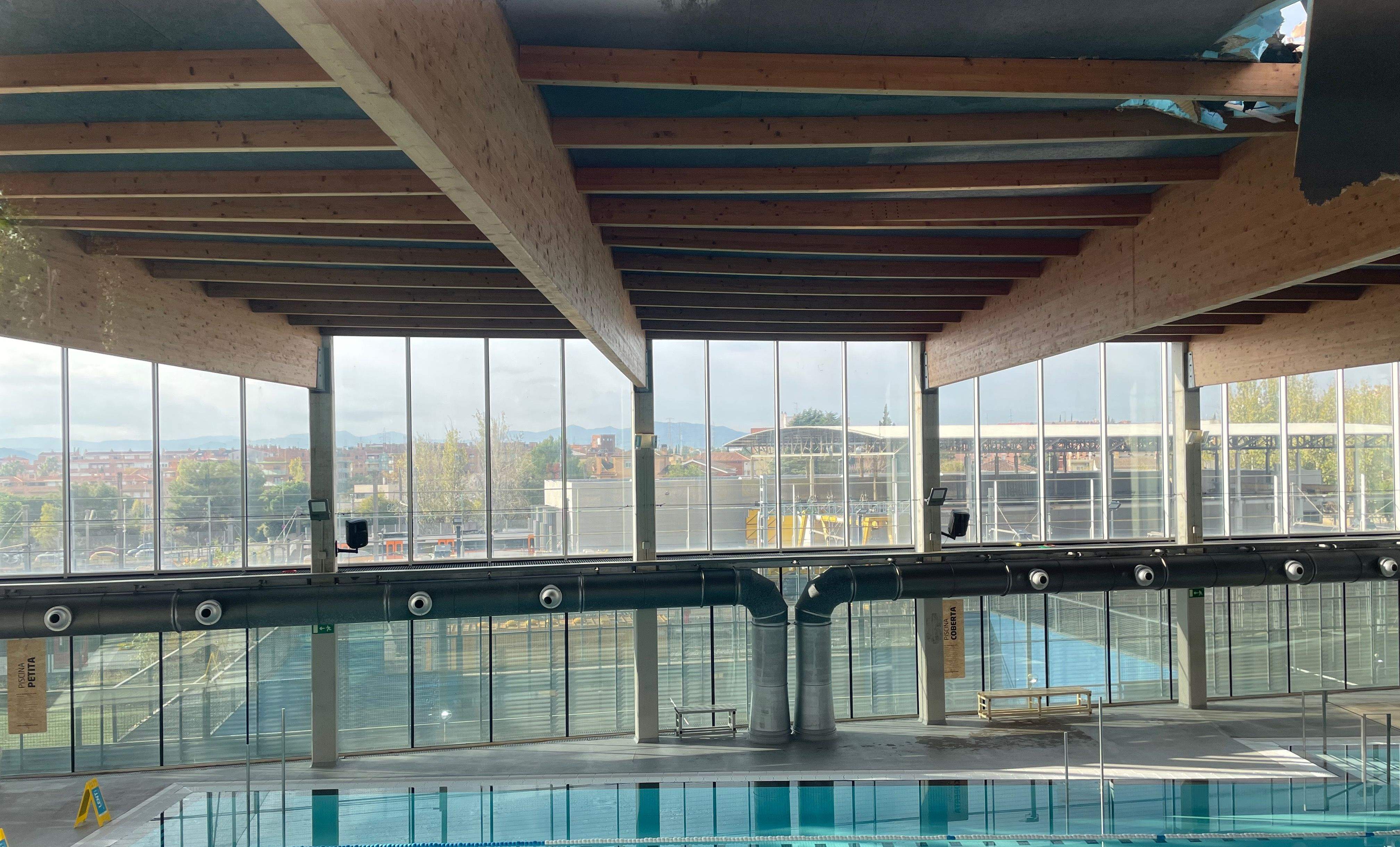 A la part dreta superior de la imatge es pot apreciar el forat al sostre de la piscina del gimnàs. FOTO: NHS