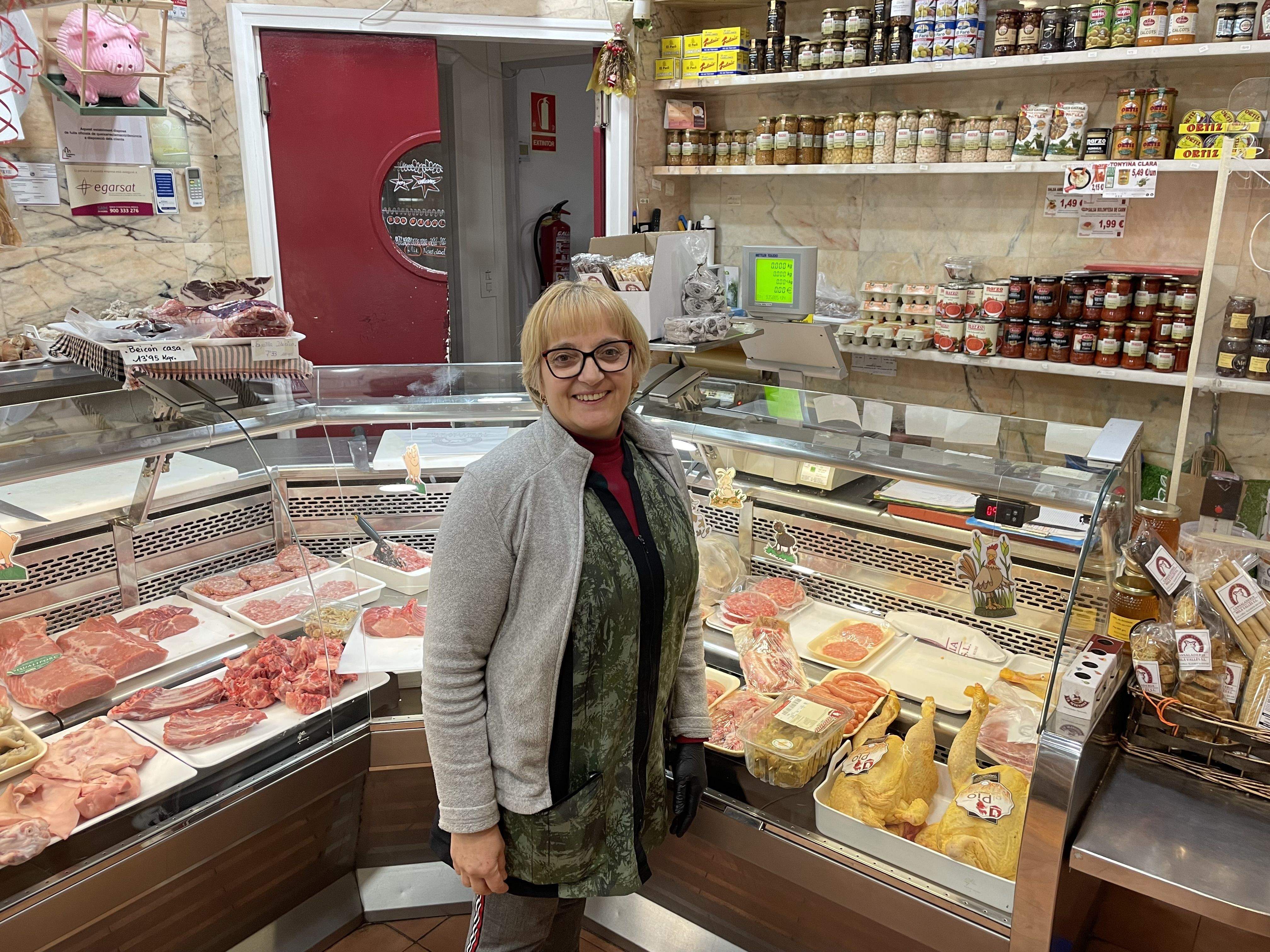 La Mercedes Rodríguez està al capdavant de l'emblemàtica botiga Cansaladeria Milà, des de fa 8 anys. FOTO: NHS