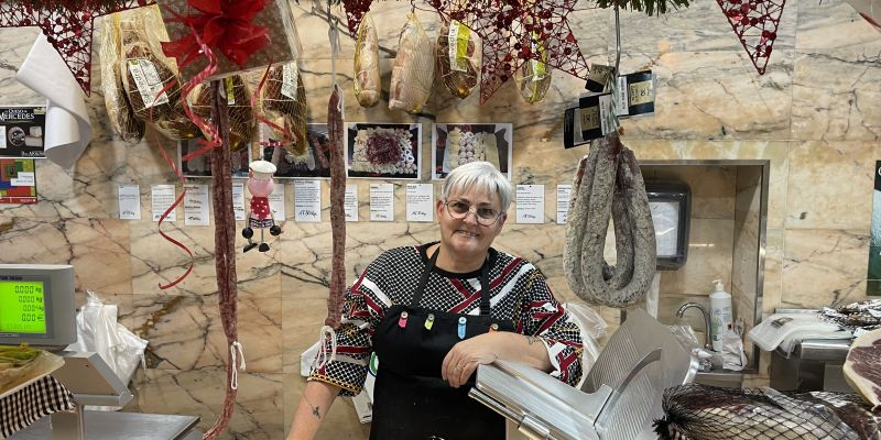 L'Elena té 55 anys i treballa a la cansaladeria des de que té 15. Amb ella també està de dependenta la seva germana, la Lídia. FOTO: NHS