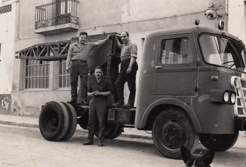 Marcet amb el seu camió grua, anys 60. FOTO: blog historiatransportcat.blogpost.com
