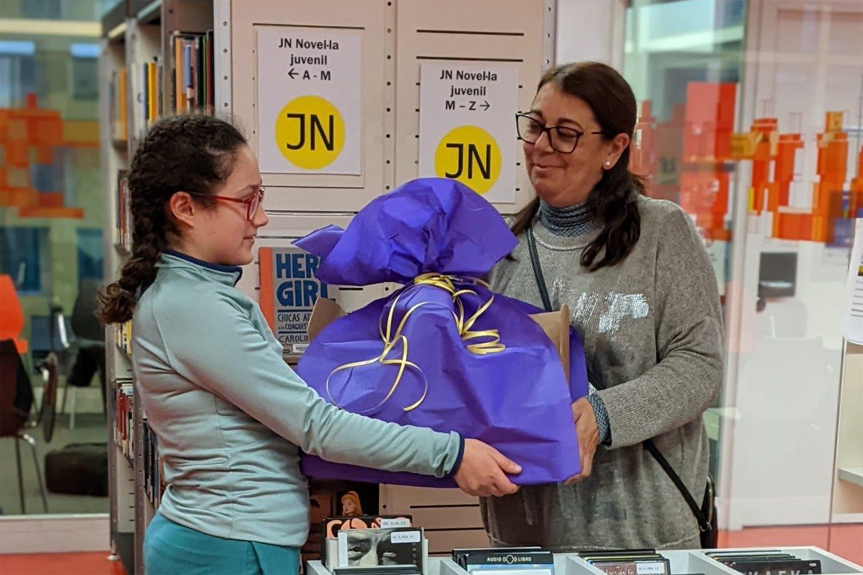 Emma García, recollint el seu premi a la Biblioteca. FOTO: Biblioteca Mestre Martí Tauler