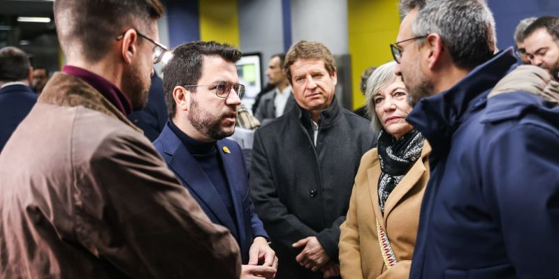 El primer tinent d'alcaldia, Moisés Rodríguez, i el regidor de Mobilitat, Rafael Güeto, amb el president Aragonès. FOTO: Generalitat de Catalunya – Lali Puig