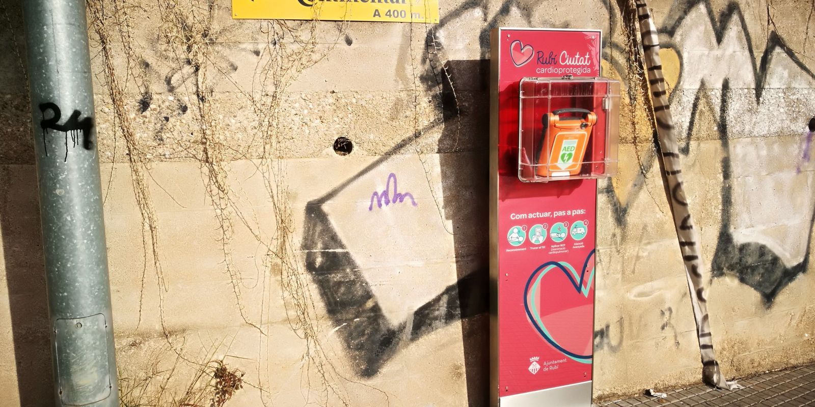 Un dels 34 desfibril·ladors instal·lats a Rubí. FOTO: Redacció