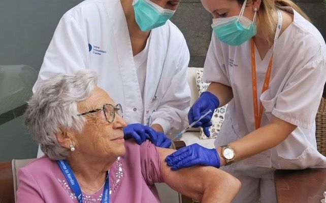 Vacunació de la grip i la Covid. FOTO: Departament de Salut