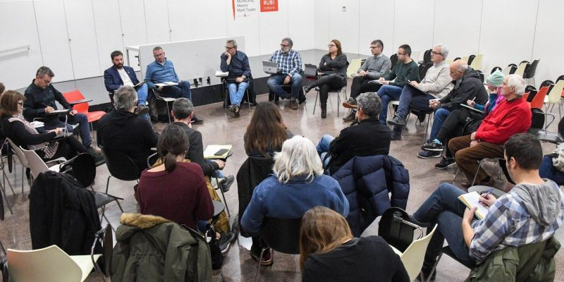 La Mesa de seguiment dels abocadors s’ha reunit aquest dimarts a la Biblioteca. FOTO: Ajuntament de Rubí – Localpres