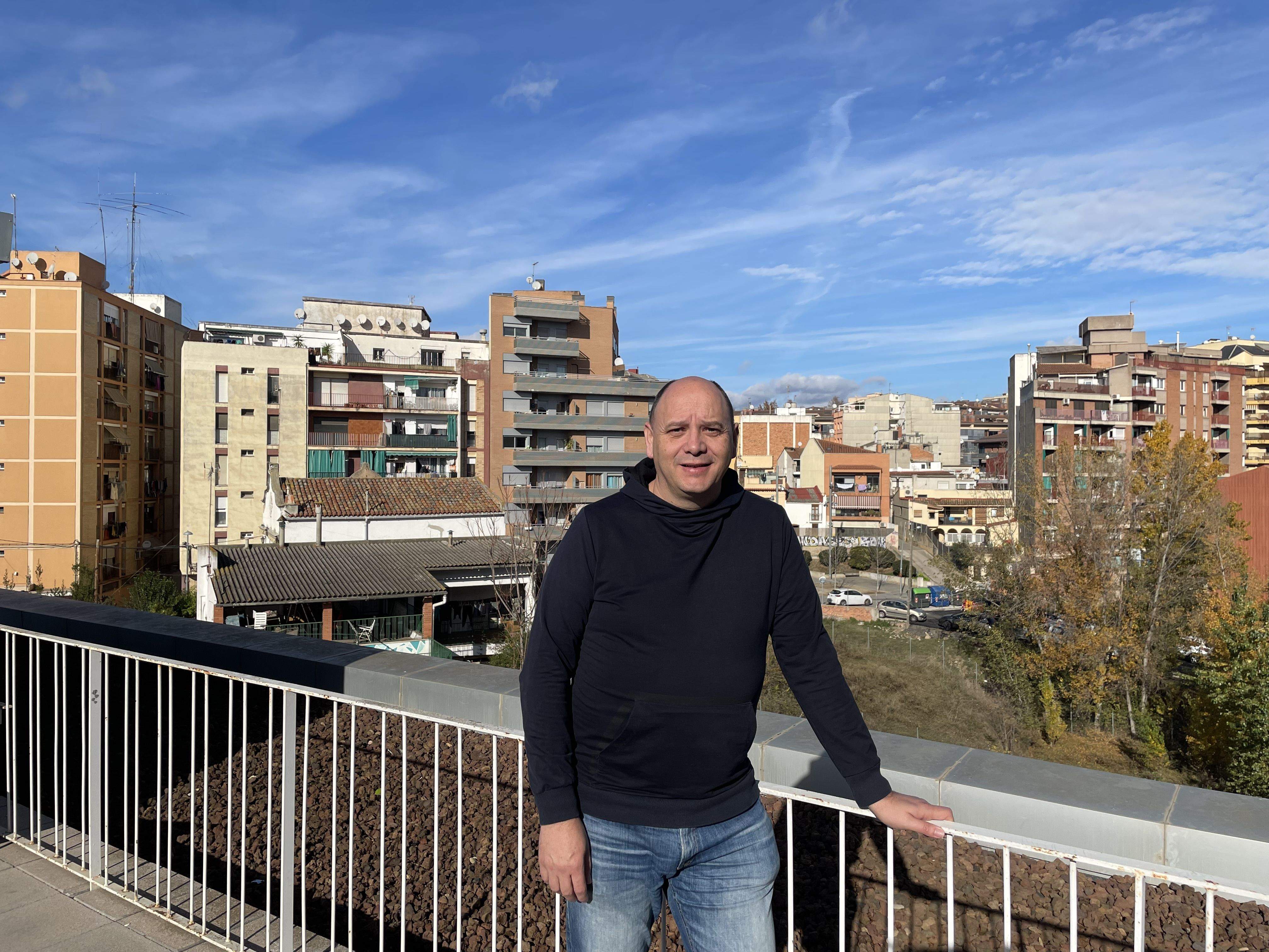 El nou Síndic de Greuges en una de les terrasses de la Bibllioteca municipal, on està el seu despatx. FOTO: NHS El nou Síndic de Greuges en una de les terrasses de la Bibllioteca municipal, on està el seu despatx. FOTO: NHS