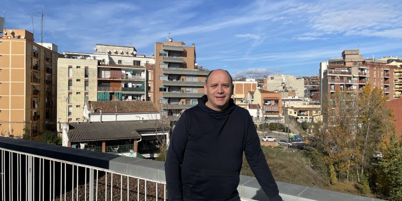 El nou Síndic de Greuges en una de les terrasses de la Bibllioteca municipal, on està el seu despatx. FOTO: NHS