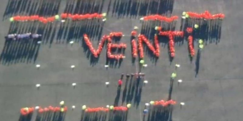 Imatge aèria amb les lletres del Veinti formades per persones. FOTO: Cedida