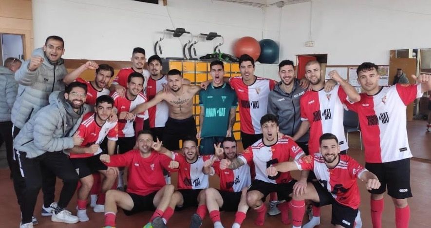 El primer equip de la UE Rubí celebra la victòria davant del Tàrrega. FOTO: Cedida
