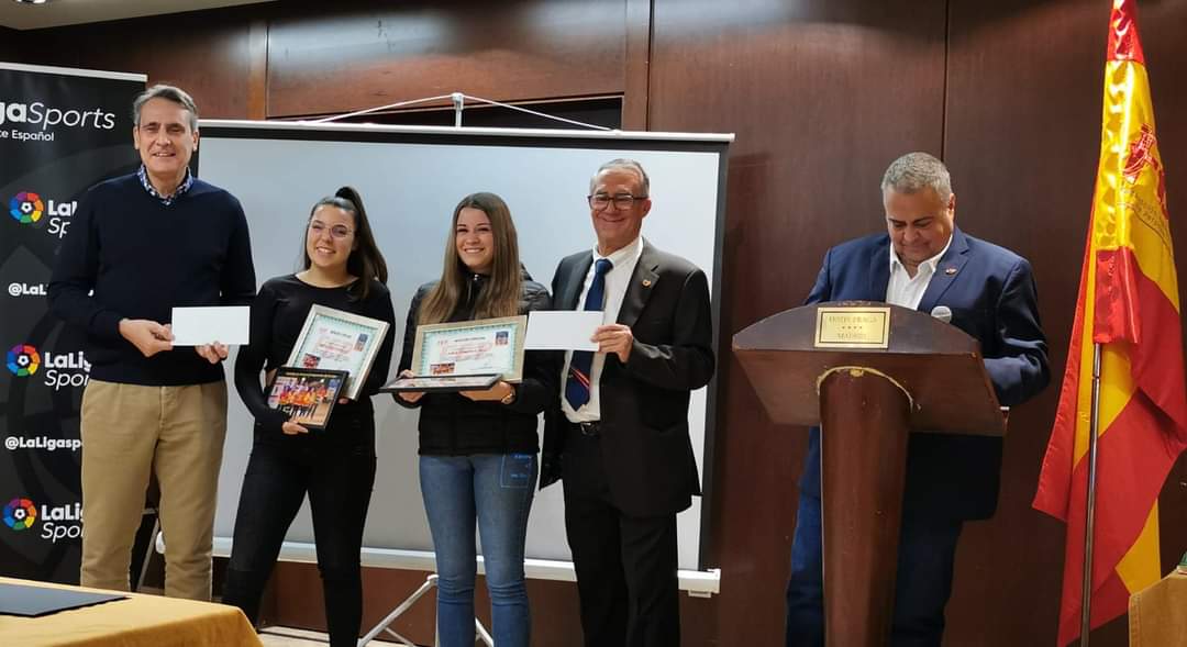 La María Ruiz (segona per l'esquerra), en el moment de l'homentage. FOTO: Cedida