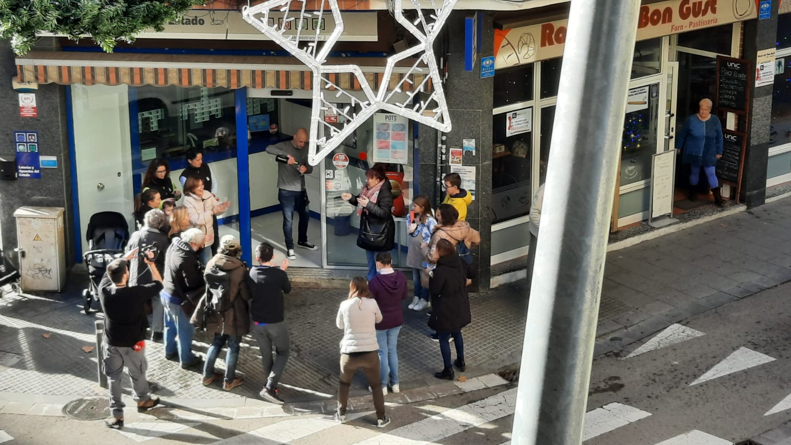 Celebració a l'administració número 2 de loteries de Rubí, que ha venut un dels dècims agraciats de la grossa de Nadal. FOTO: Cedida