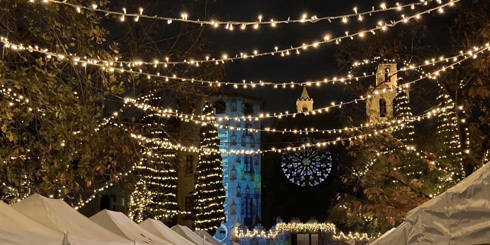 Llums de colors, i fires de Nadal indiquen que la celebració ja és aquí, com en aquesta imatge de Sant Cugat del Vallès