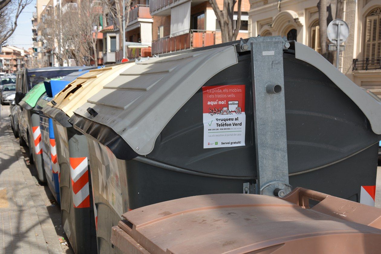 Per a restes de poda, mobles i trastos voluminosos cal trucar al servei de recollida del Telèfon Verd de Rubí, que és gratuït. FOTO: Ajuntament de Rubí