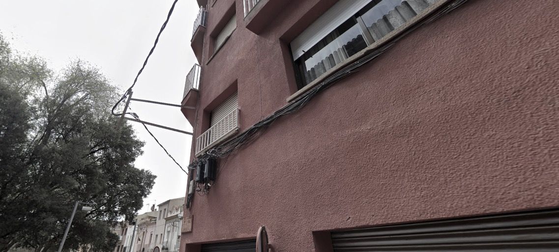 Cables a una façana del carrer Molí de Rubí. FOTO: Google Maps