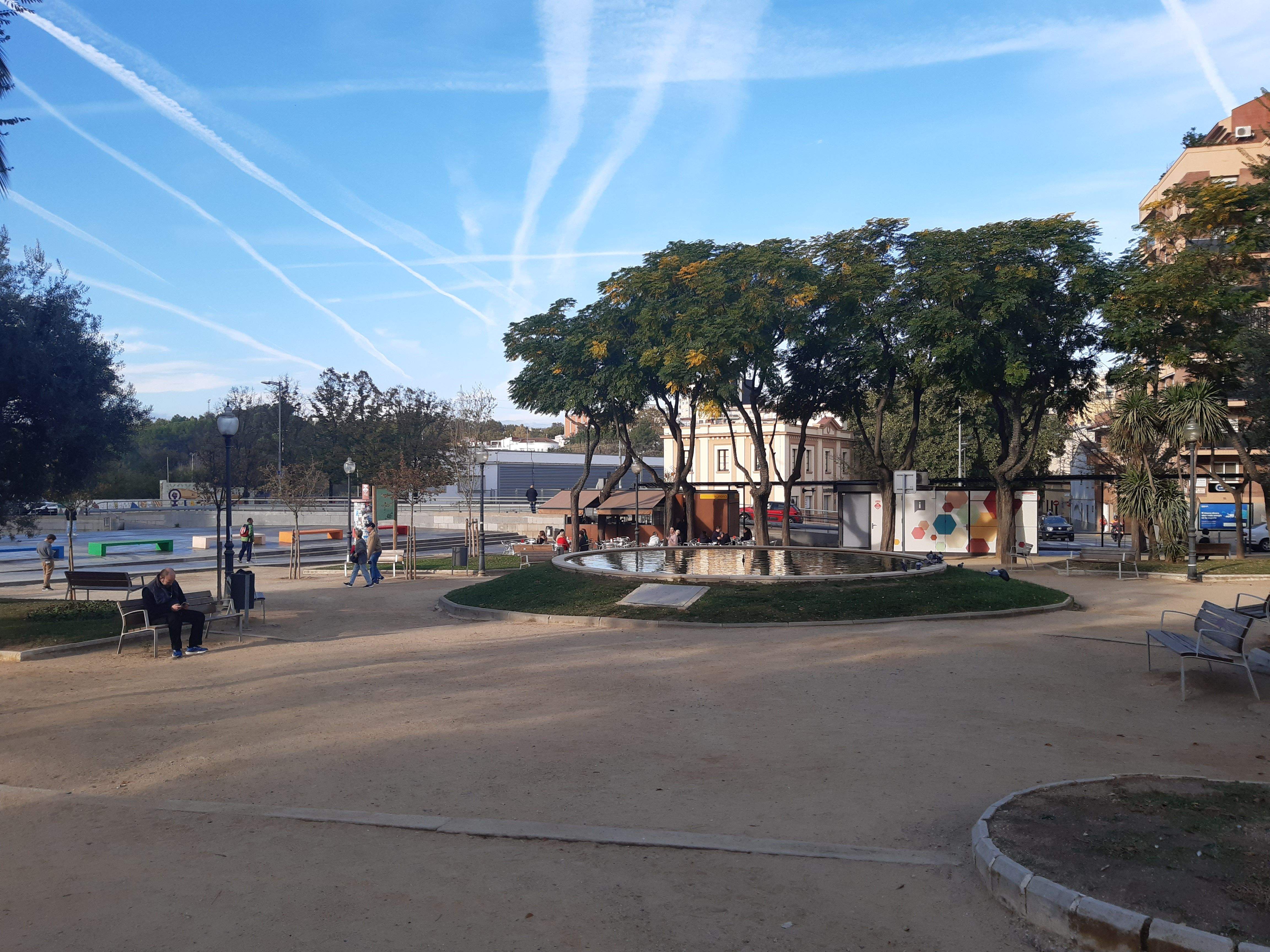 Preguntem als rubinencs sobre el que més els agrada de la ciutat i que millorarien. Plaça Pearson de Rubí. FOTO: Andrea Sánchez Esteban Preguntem als rubinencs sobre el que més els agrada de la ciutat i que millorarien. Plaça Pearson de Rubí. FOTO: Andrea Sánchez Esteban