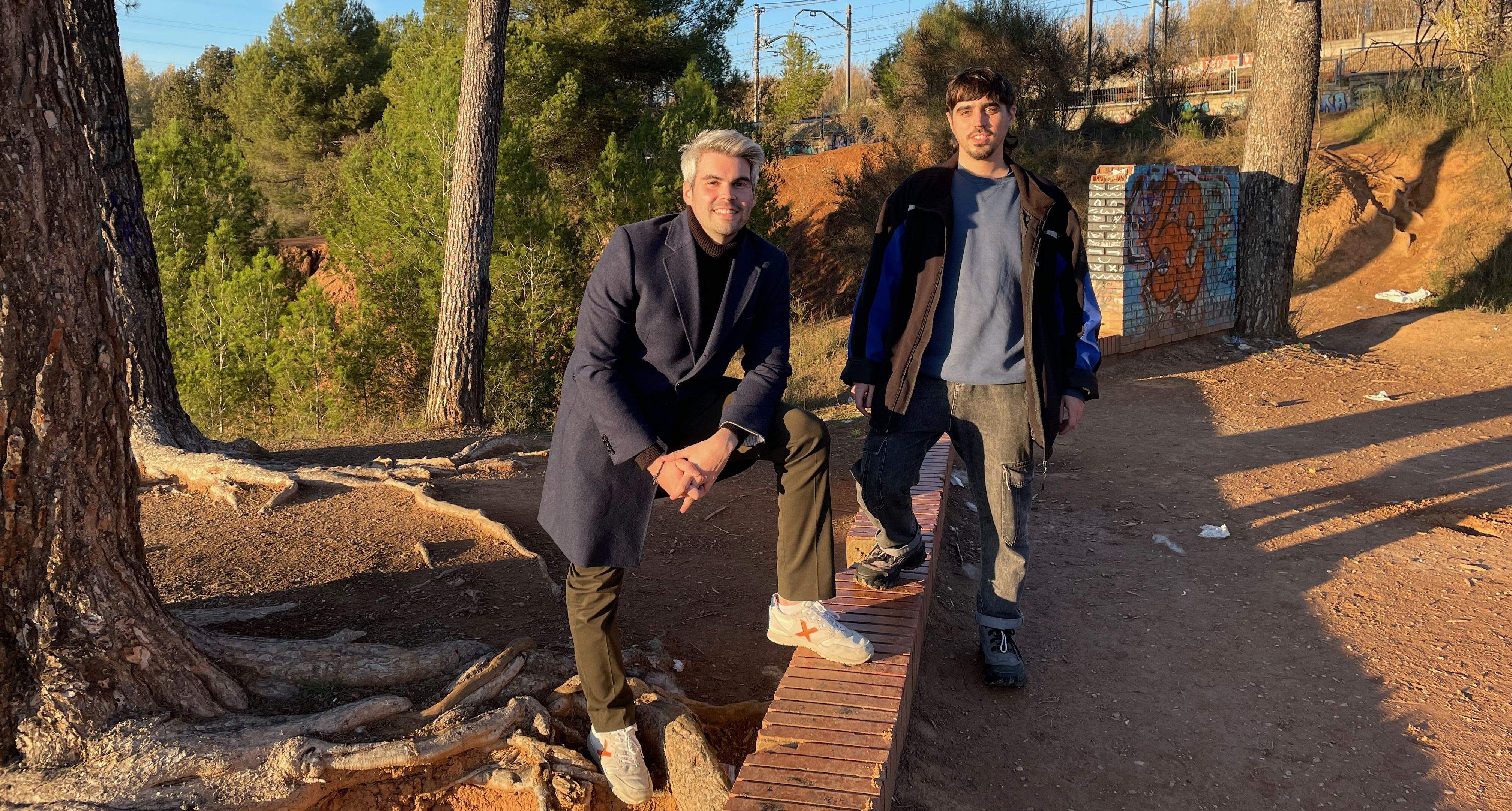 De dreta a esquerra, l'Oriol Riera i el Marc Vizcarra, al mirador de llacuna dels Alous. FOTO: NHS