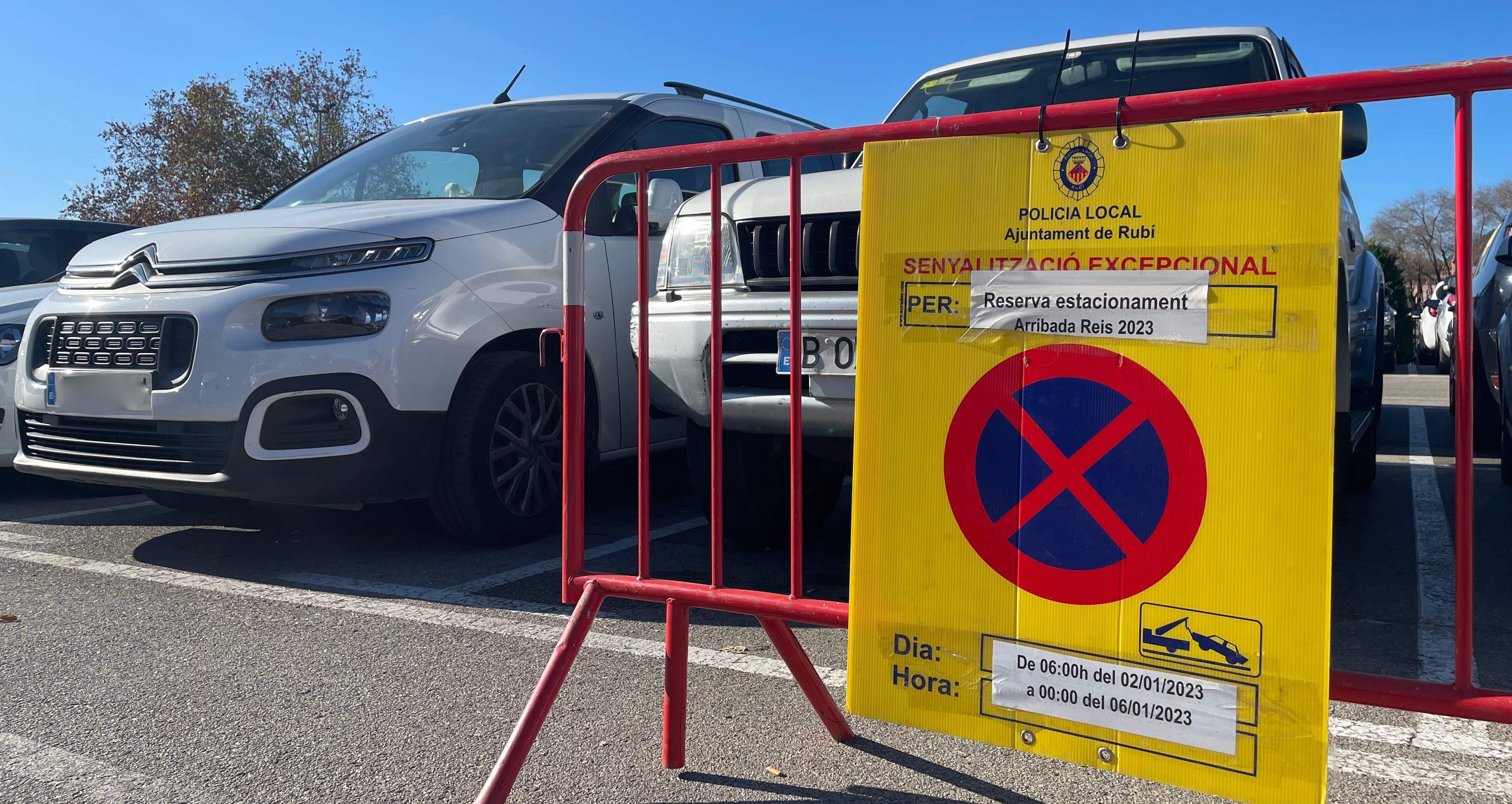 Cartell amb restriccions d'aparcament a l'Escardívol per l'arribada dels Reis. FOTO: NHS