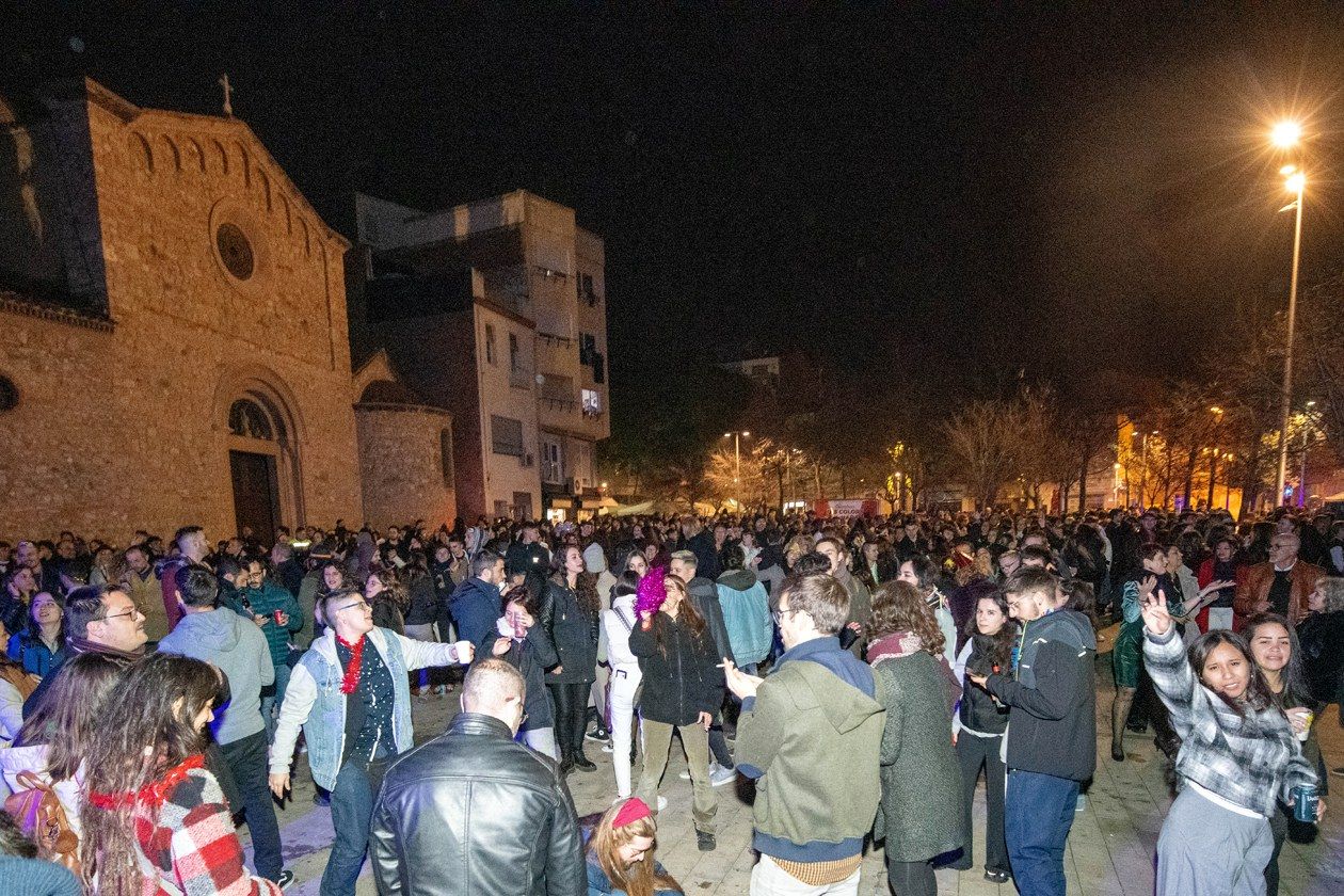 Persones celebrant l'entrada de 2023 a la plaça del Doctor Guardiet. FOTO: Ajuntament de Rubí – Localpres