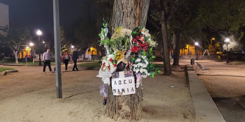 Rams de flors en record a Maria Sáez, la castanyera de Rubí, a la plaça Pearson. FOTO: NHS