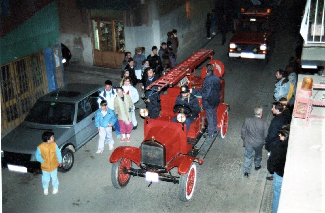 Cavalcada reis 1992, Salvador Casanovas amb cotxe bombers Ford T del 1925. FOTO: Arxiu Salvador Casanova Cavalcada reis 1992, Salvador Casanovas amb cotxe bombers Ford T del 1925. FOTO: Arxiu Salvador Casanova