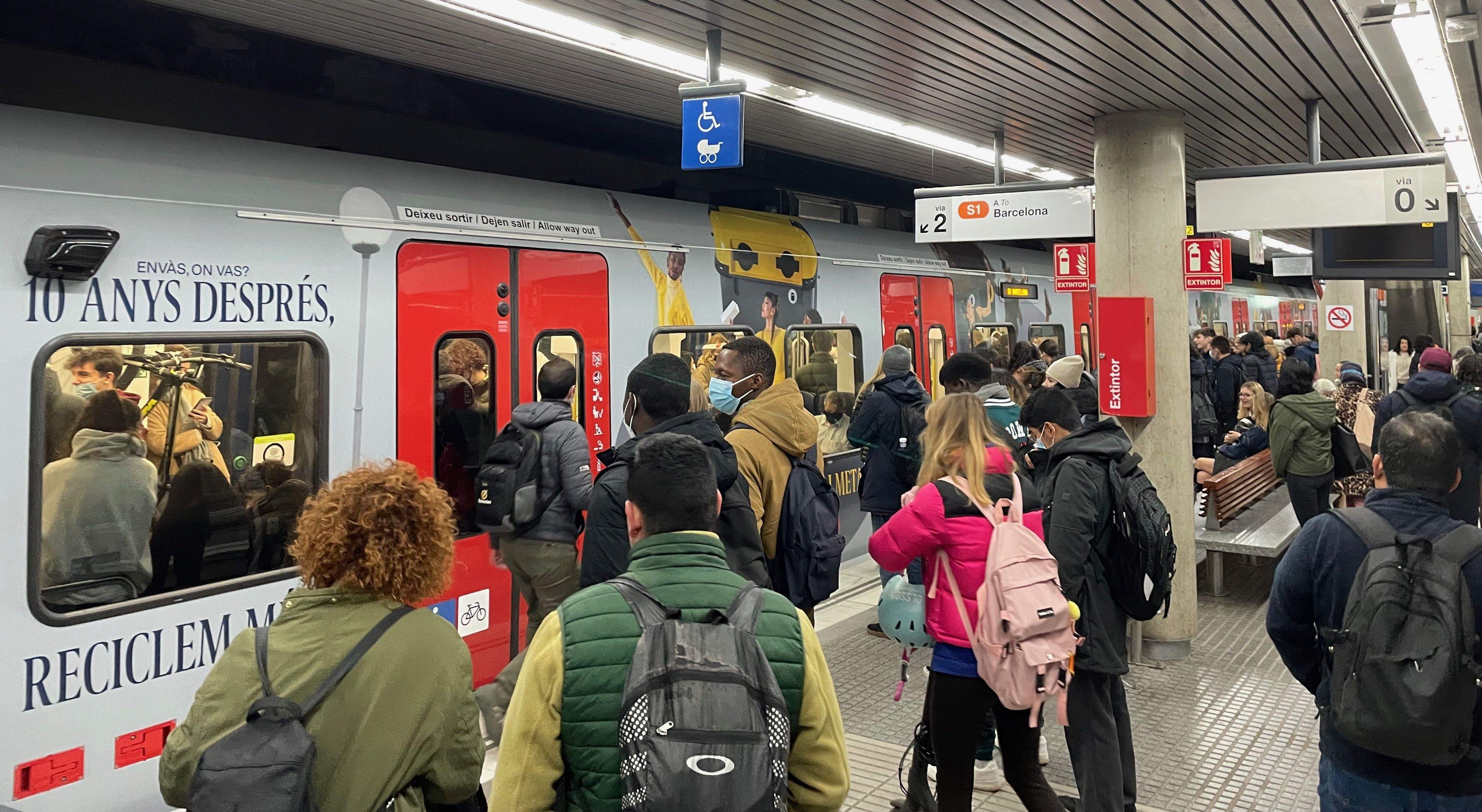 Usuaris de Ferrocarrils a l'estació de Rubí Centre. FOTO: NHS  Usuaris de Ferrocarrils a l'estació de Rubí Centre. FOTO: NHS
