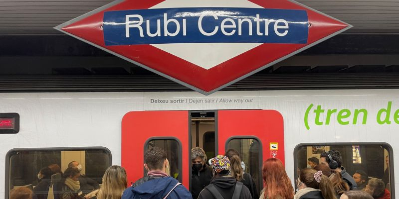 Usuaris de Ferrocarrils un dia laborable a l'estació de Rubí Centre. FOTO: NHS