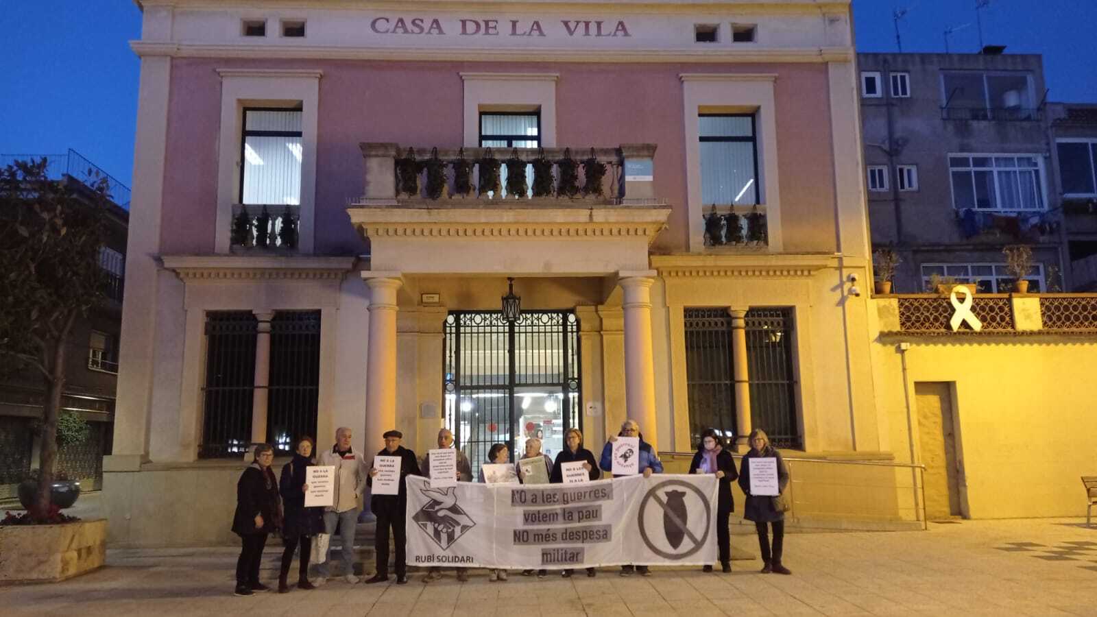 Plantada de Rubí Solidari a la plaça Pere Aguilera contra les guerres i la despesa militar FOTO: Cedida/Arxiu