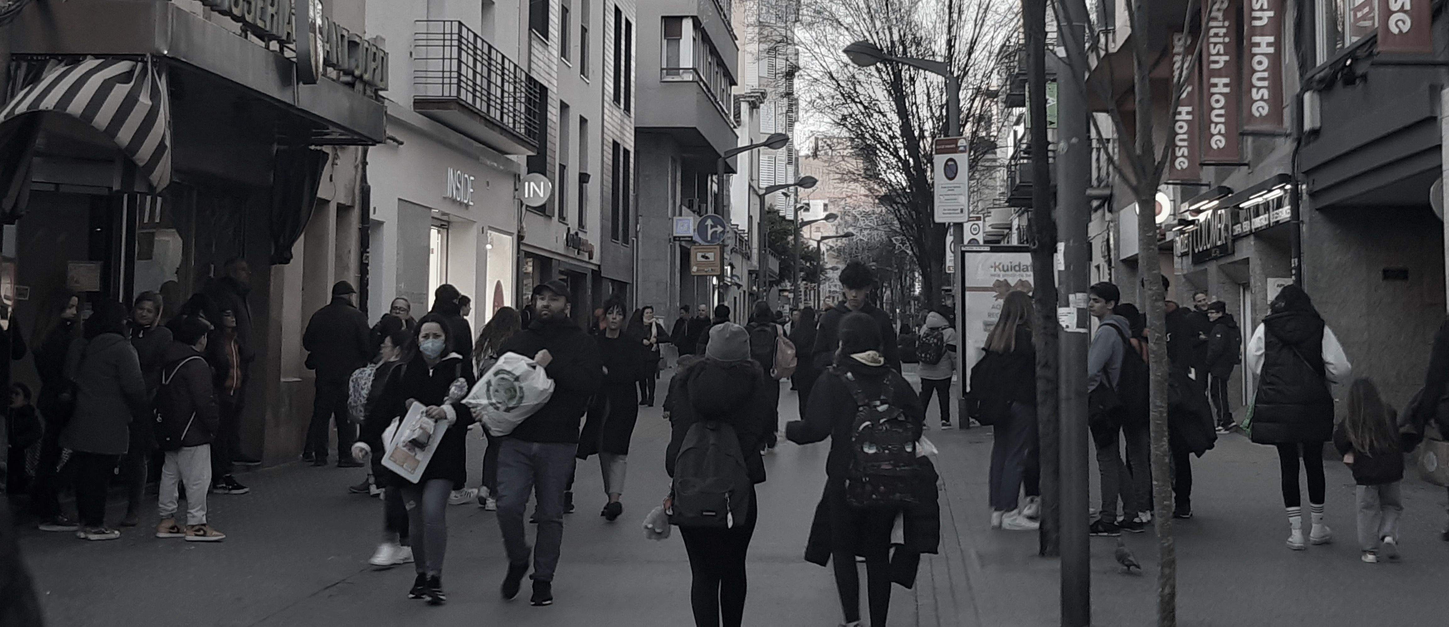 Persones caminat per l'avinguda de Barcelona de Rubí. FOTO: Andrea Sánchez Esteban