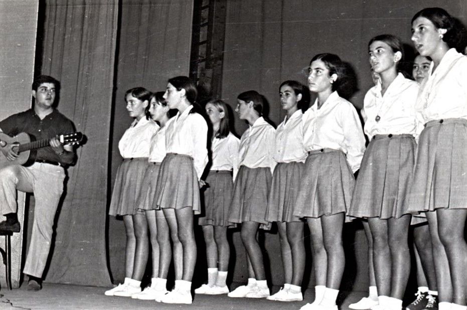 Col·legi Maria immaculada amb Pere Burés cantant al Casino Espanyol als anys 70. FOTO: Jaume Roura
