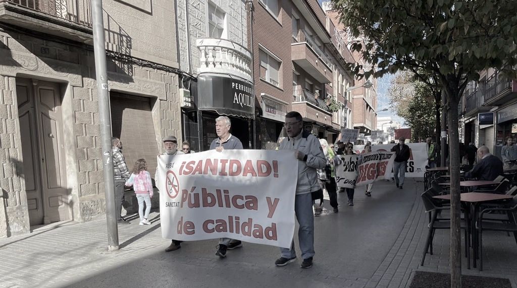 El moviment pensionista i Rubí Sanitat a l'illa de vianants. FOTO: Estela Luengo El moviment pensionista i Rubí Sanitat a l'illa de vianants. FOTO: Estela Luengo
