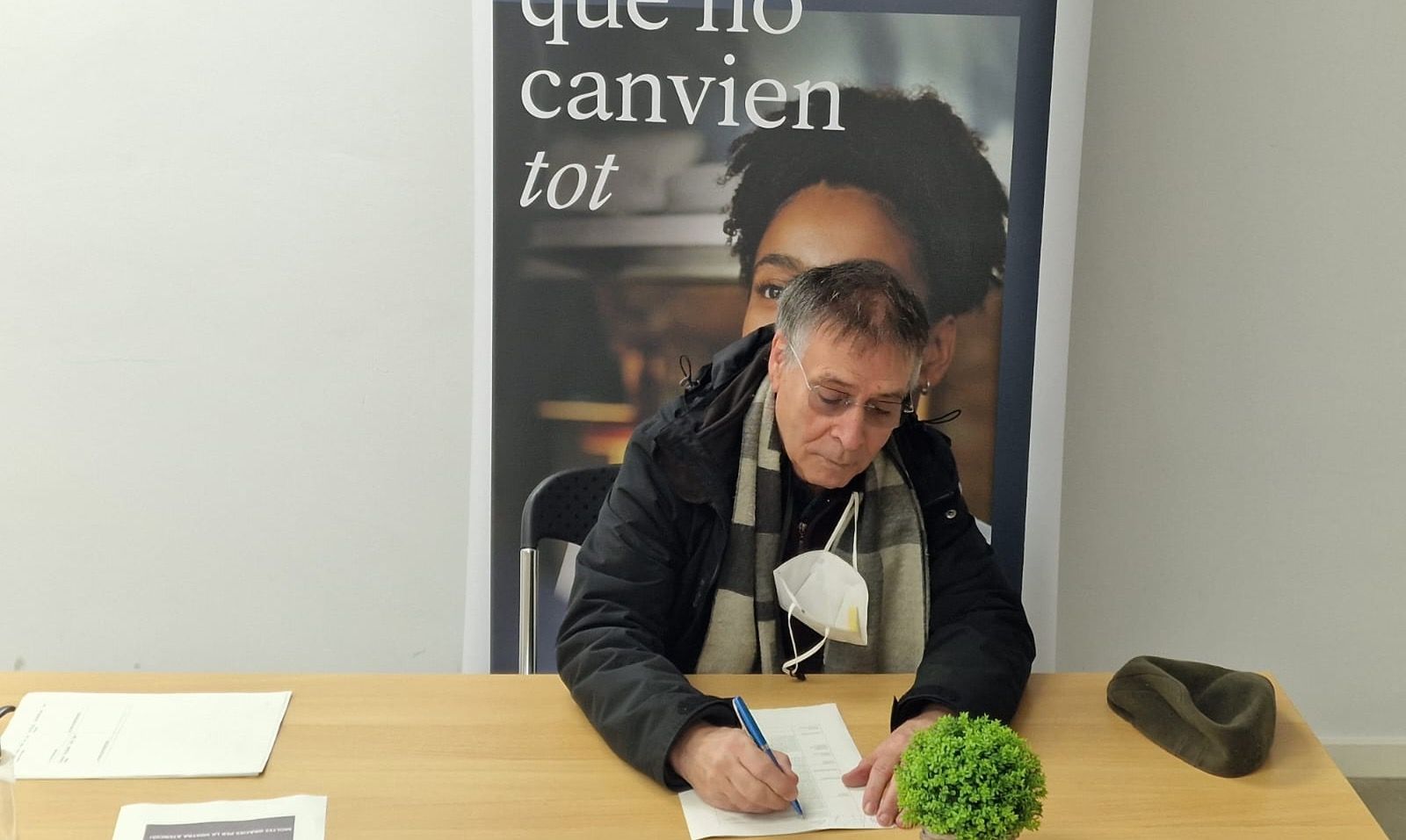 El president de l'Associació de Solidaritat i Ajuda Veïnal de Rubí (ASAV), Eduard Asensio, durant la signatura de la renovació del programa Incorpora. FOTO: Cedida