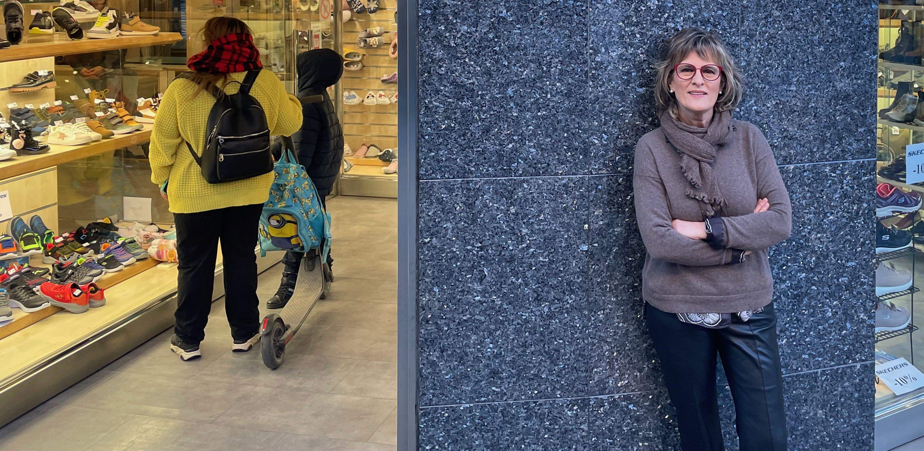 La Montse Bendranas davant la façana de Calçats Bendranas, a l'avinguda Barcelona de Rubí. FOTO: NHS