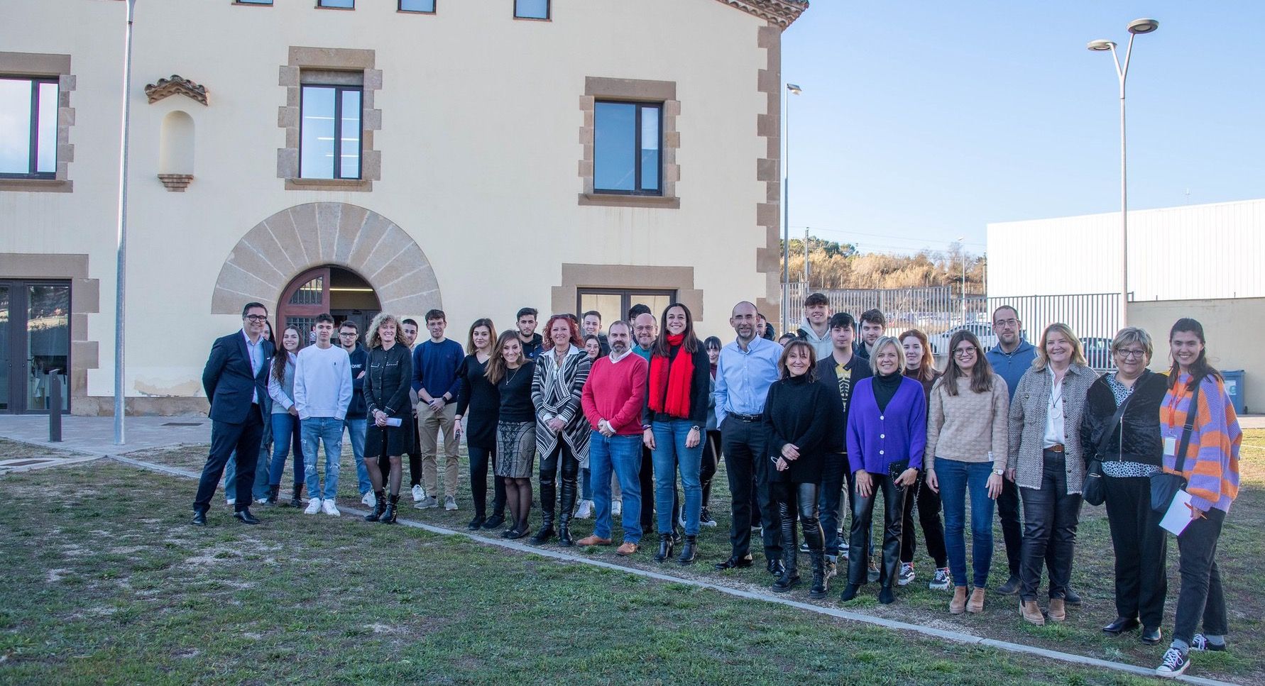 Els participants del programa Explorer i representants innstitucionals a la masia de Can Serra de Rubí. FOTO: Ajuntament de Rubí - Localpres