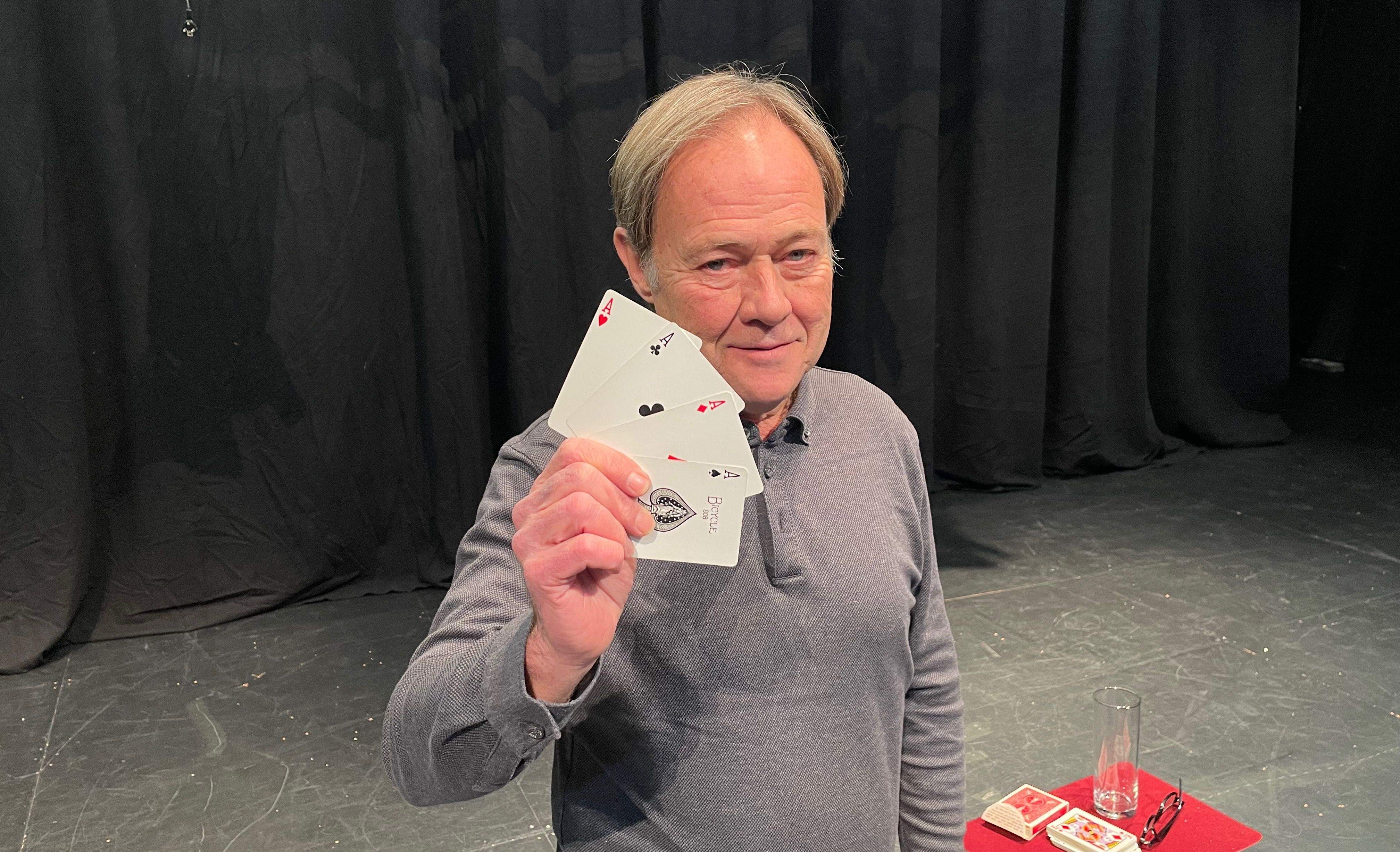 El mag Hausson a l'escenari del teatre La Sala de Rubí. FOTO: NHS