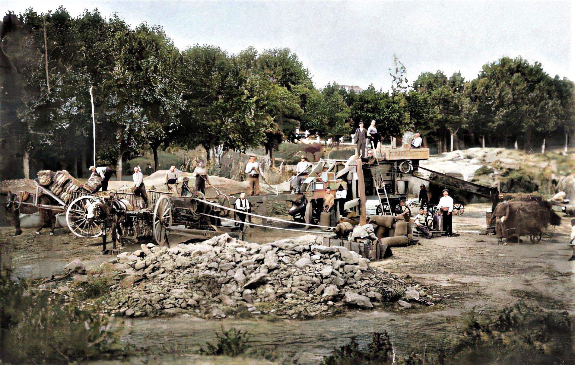 Màquina de batre, 1928, imatge millorada i acolorida. FOTO: Arxiu Fotogràfic de la Fundació Museu-Biblioteca de Rubí Màquina de batre, 1928, imatge millorada i acolorida. FOTO: Arxiu Fotogràfic de la Fundació Museu-Biblioteca de Rubí