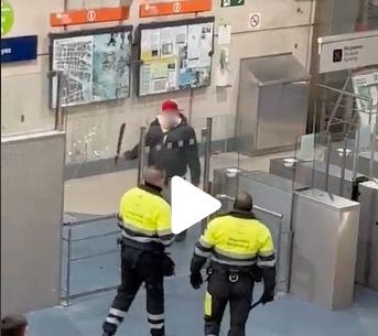 Moment de l'enfrontament entre l'individu detingut i vigilants de seguretat a l'estació de Ferrocarrils de Rubí