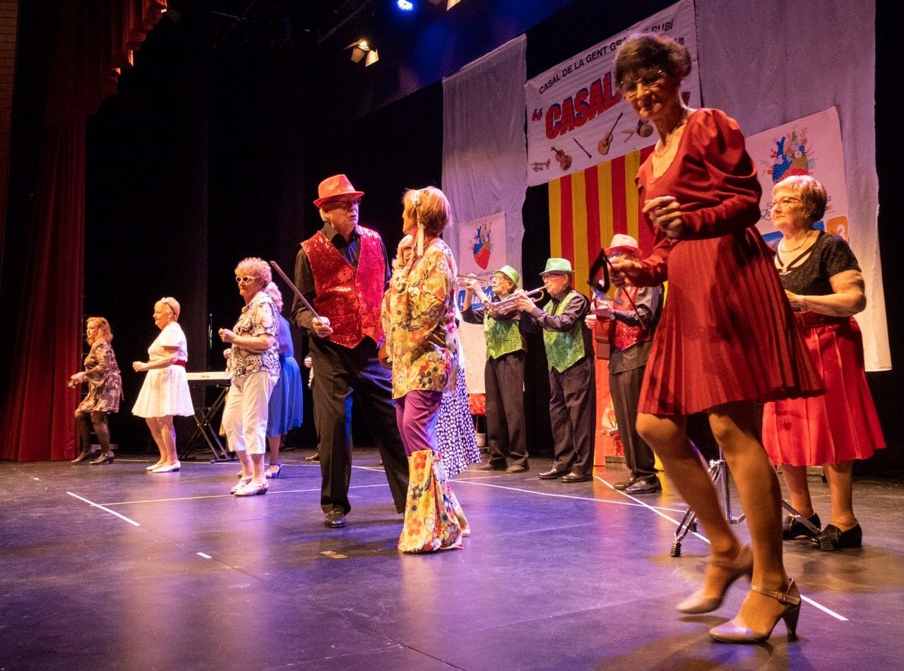 El grup escènic CasalXou durant la seva representació per recaptar diners per a la Marató de TV3. FOTO: Cedida