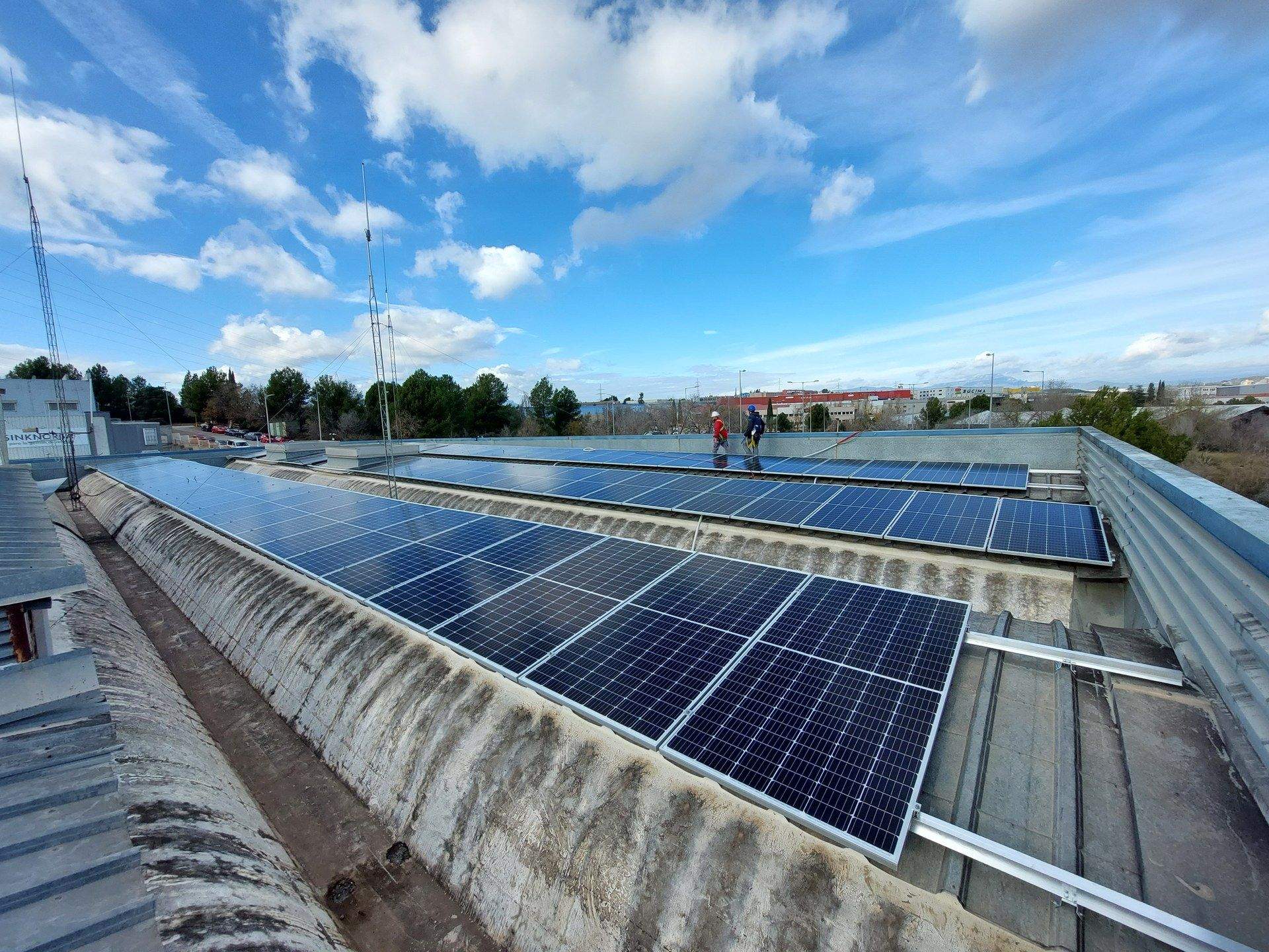 Agbar instal·la un sistema d’aprofitament solar al seu centre d’operacions a Rubí. FOTO: Cedida