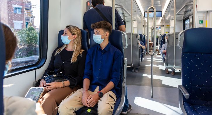 Dos usuaris del transport públic amb mascareta. FOTO: Ferrocarrils de Catalunya