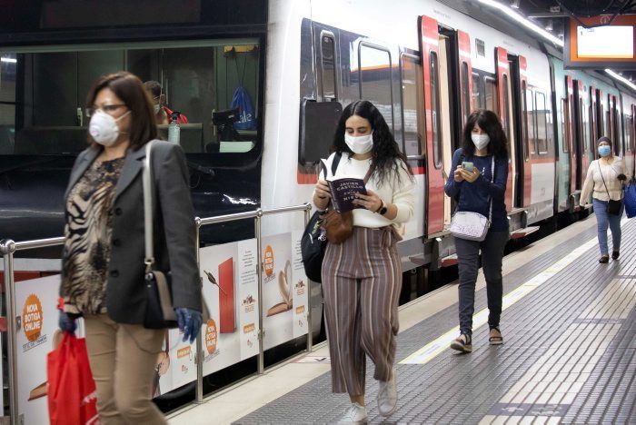 Persones amb mascareta al transport públic. FOTO: Ferrocarrils de la Generalitat Persones amb mascareta al transport públic. FOTO: Ferrocarrils de la Generalitat