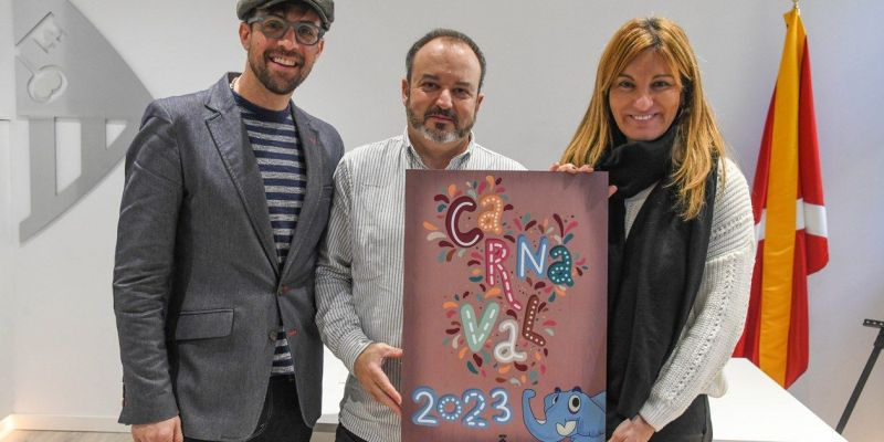 El regidor de Cultura i l’alcaldessa de Rubí, amb el director d’edRa, mostrant el cartell de Carnaval. FOTO: Ajuntament de Rubí – Localpres