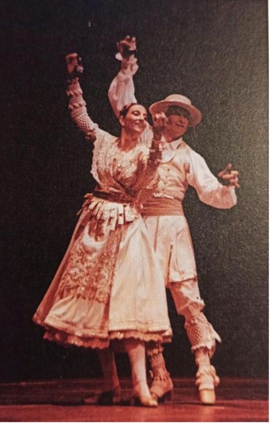, amb Núria Majó, la seva parella de ball en el “Bolero d’Alcúdia del Carlet”, ballant al Palau de la Música Catalana. Any 1980. Foto: desconegut