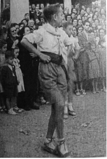 Ballant a l’Aplec de Sant Muç. Any 1947. Foto: J. Cabanes