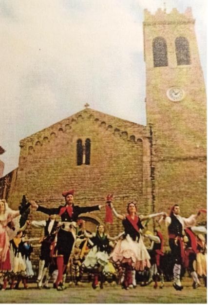 Ballant les Gitanes de Rubí davant l’església de Sant Pere. Any 1972. Foto: Ignasi Marroyo