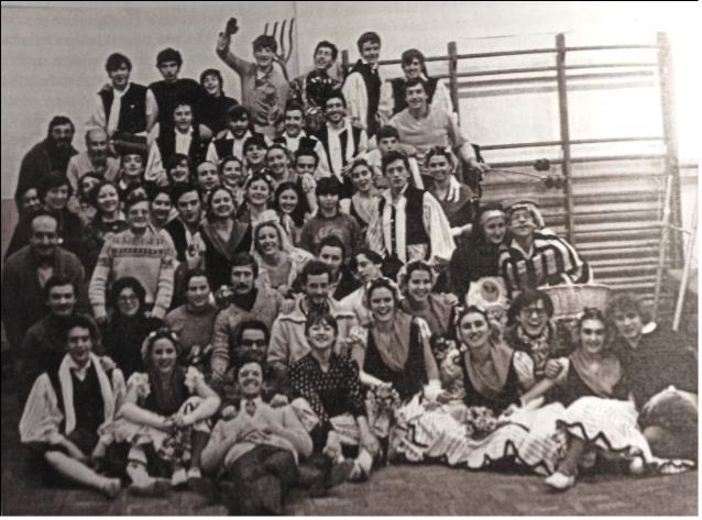 Colla de l’Esbart Dansaire de Rubí durant la visita del grup italià Gli Zani, a la sala d’assaig del Regina Carmeli. Any 1979. Foto: Jaume Font Colla de l’Esbart Dansaire de Rubí durant la visita del grup italià Gli Zani, a la sala d’assaig del Regina Carmeli. Any 1979. Foto: Jaume Font