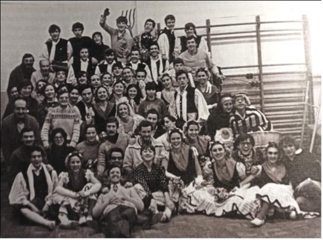 Colla de l’Esbart Dansaire de Rubí durant la visita del grup italià Gli Zani, a la sala d’assaig del Regina Carmeli. Any 1979. Foto: Jaume Font