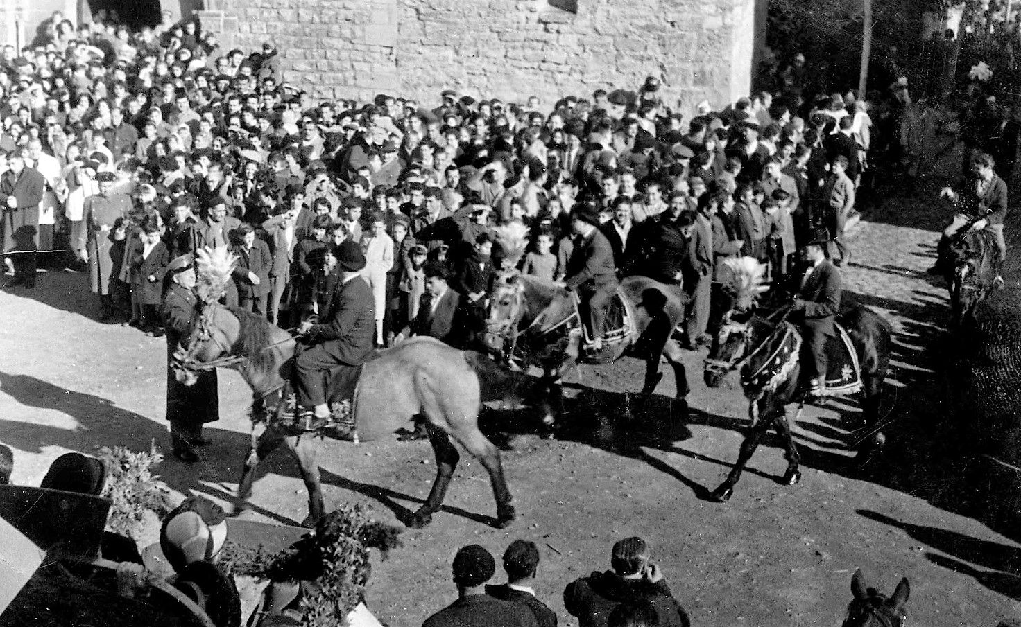 Cavalls als Tres Tombs de Sant Antoni Abat, 1959. FOTO: Família Lladó-Villalonga (Arxiu Pallarols)