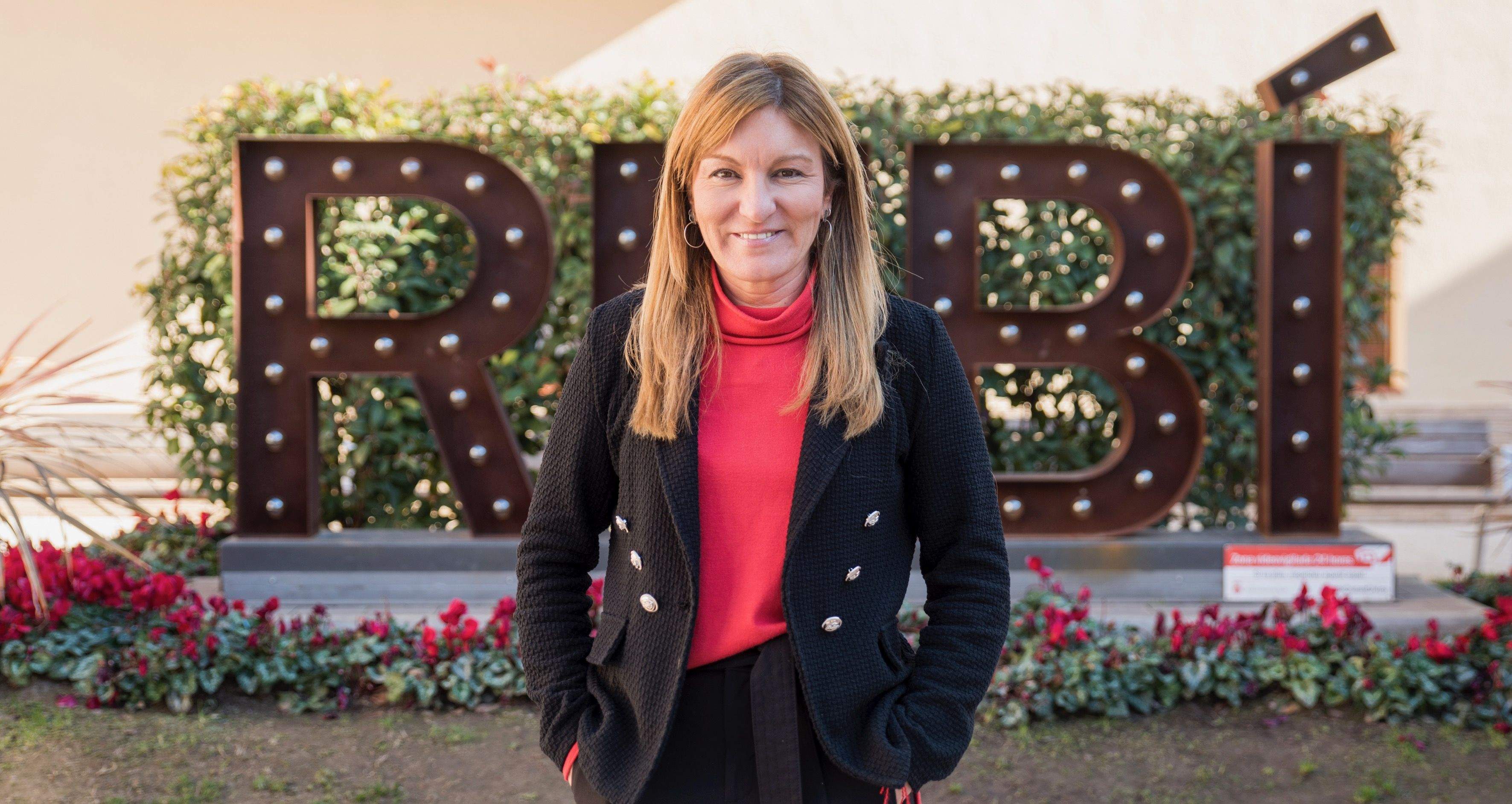 Ana María Martínez, alcaldessa de Rubí, a la plaça Pere Aguilera. FOTO: Bernat Millet Ana María Martínez, alcaldessa de Rubí, a la plaça Pere Aguilera. FOTO: Bernat Millet